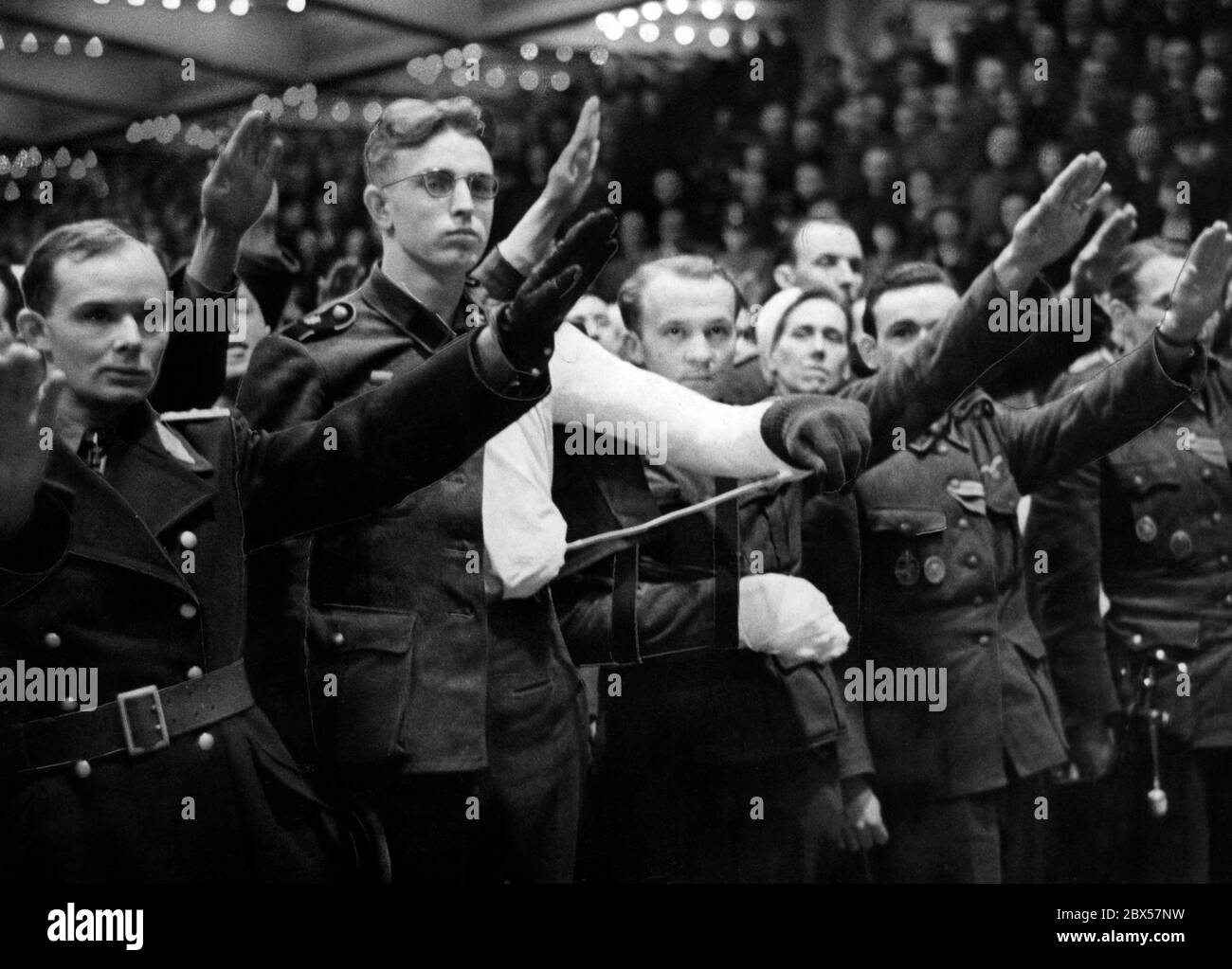 I portatori e i feriti della Croce di Cavaliere sono tra gli ospiti d'onore del discorso demagogico del Ministro Reich di Propaganda Joseph Goebbels. Foto: Schwahn Foto Stock
