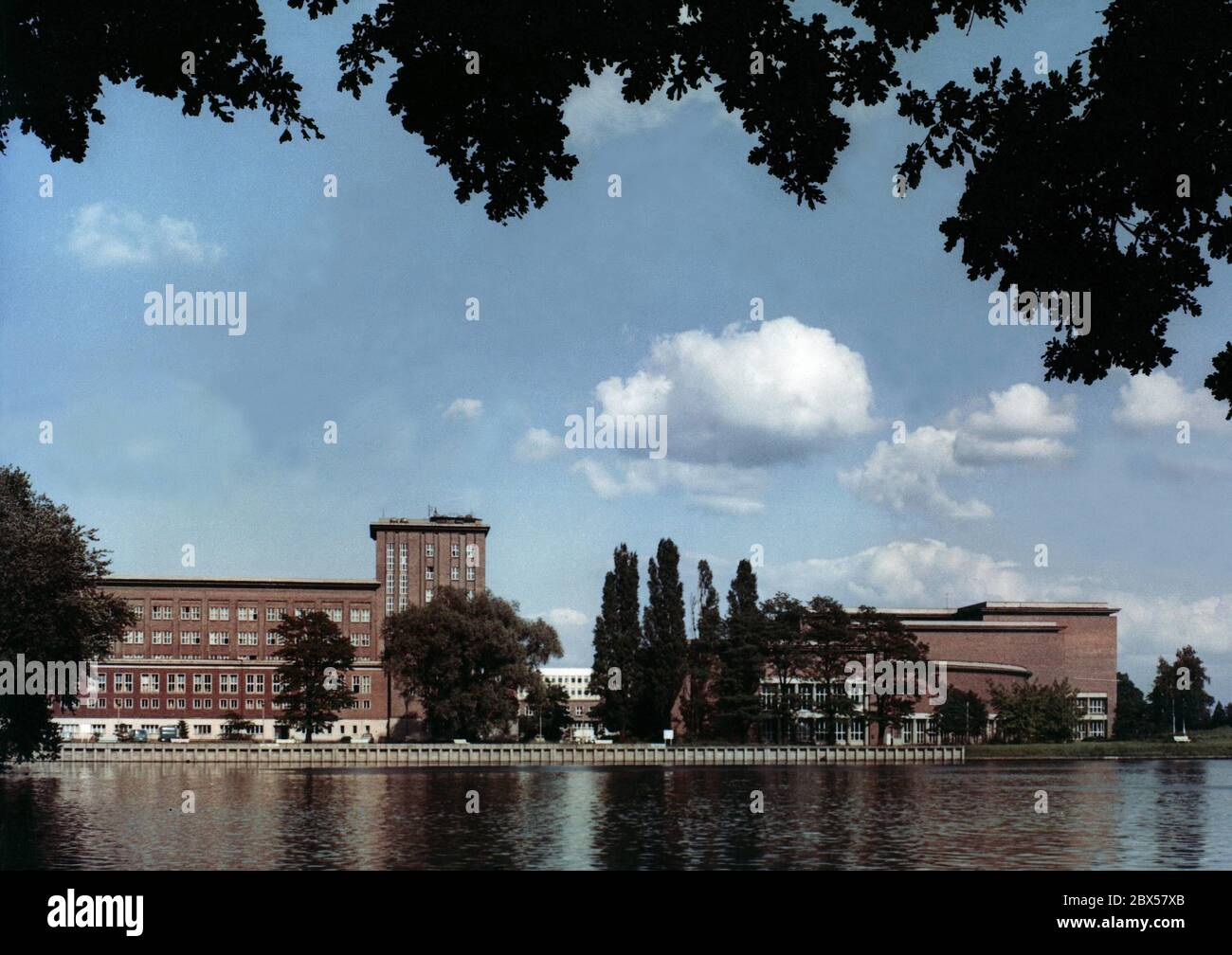 Vista esterna del Funkhaus centrale della RDT nella Nalepastrasse di Berlino-Oberschoeneweide, dove, fino al 1990, sono stati prodotti tutti i programmi radiofonici della RDT (radio DDR, Stimme der DDR, Deutschlandsender, Berliner Rundfunk, Berliner Welle e Auslandsfunk radio Berlin International RBI). Fotografia non datata del 1972 del complesso progettato dall'architetto Bauhaus Franz Ehrlich, che è stato completato nel 1952. Foto Stock