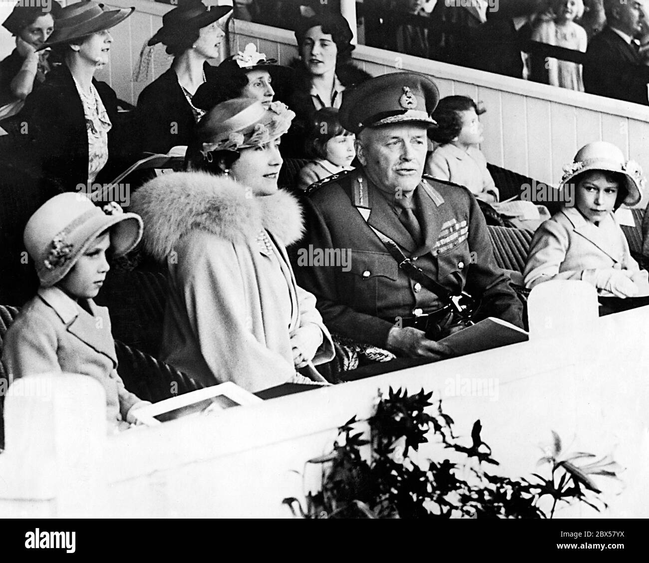 Elizabeth II, sua madre, la regina Elisabetta, e sua sorella la principessa Margaret Rose partecipano ad una prova del Tattoo militare di Aldershot, un evento militare importante alla Rushmoor Arena. A diverse migliaia di bambini è stato permesso di guardare l'evento gratuitamente. Da sinistra a destra: Il principe Margaret Rose, la regina Elisabetta, il generale Sir Frederick Gaythorne-Hardy, il comandante in capo di Aldershot e la principessa Elisabetta II Foto Stock