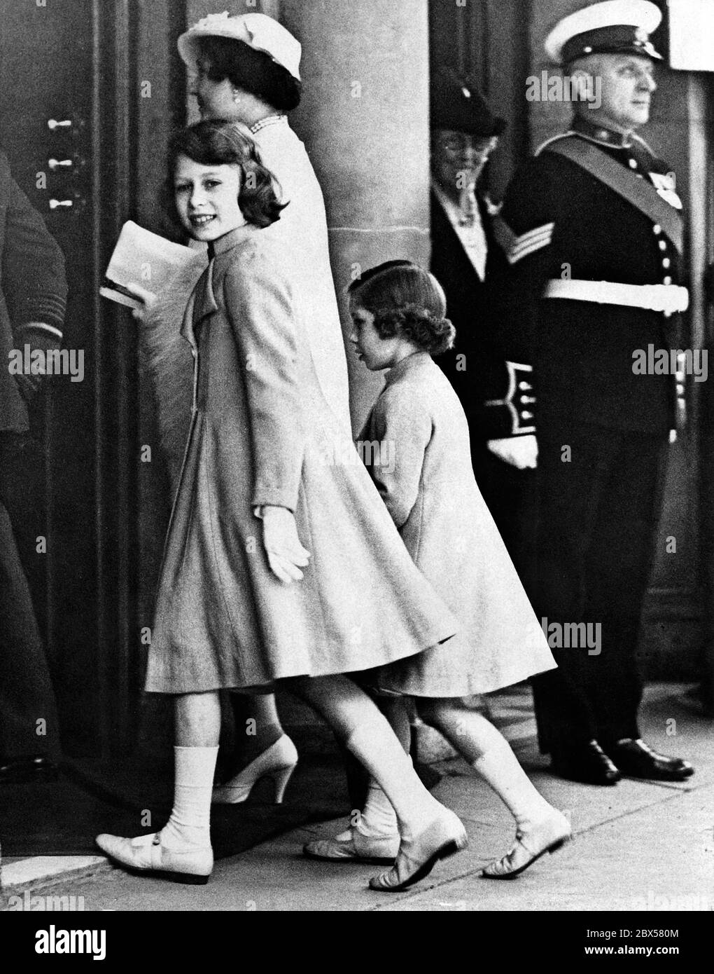 Elizabeth II partecipa alla cerimonia di apertura del Torneo reale di incoronazione ad Olympia, Londra, accompagnato da Re Giorgio VI, Regina Elisabetta e Principessa Margaret Rose (a destra). Foto Stock