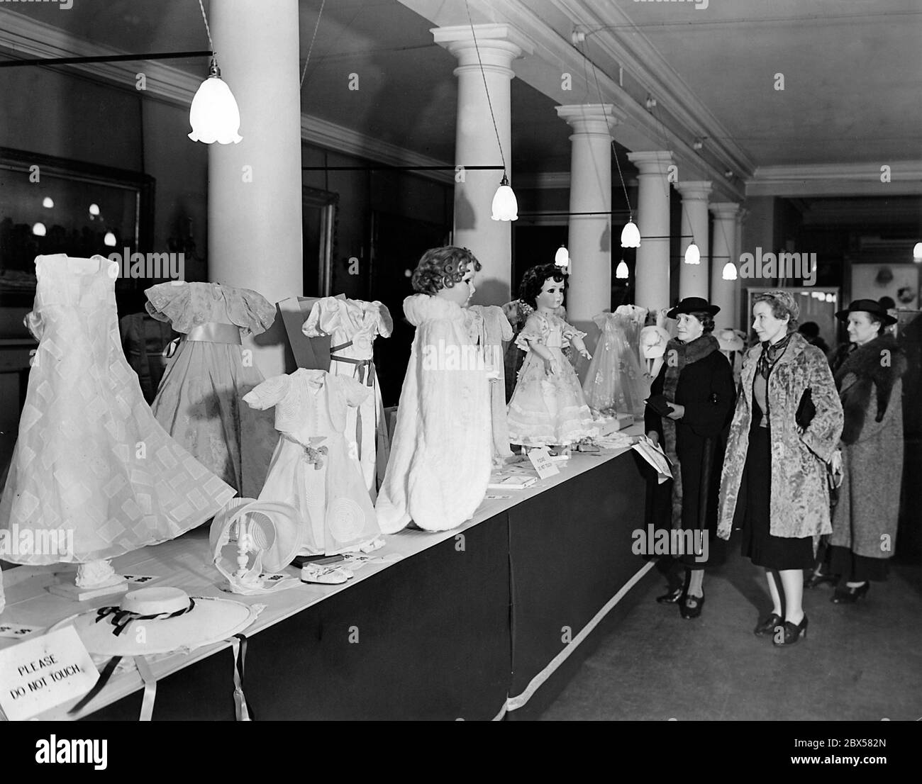Elisabetta II e sua sorella Margaret ricevettero bambole da bambini francesi di nome 'Francia' e 'arianne'. Le bambole e i loro abiti e accessori sono esposti nel Palazzo di San Giacomo. I proventi della mostra vanno al Princess Elizabeth of York Hospital for Children e ad una associazione di beneficenza francese. Foto Stock