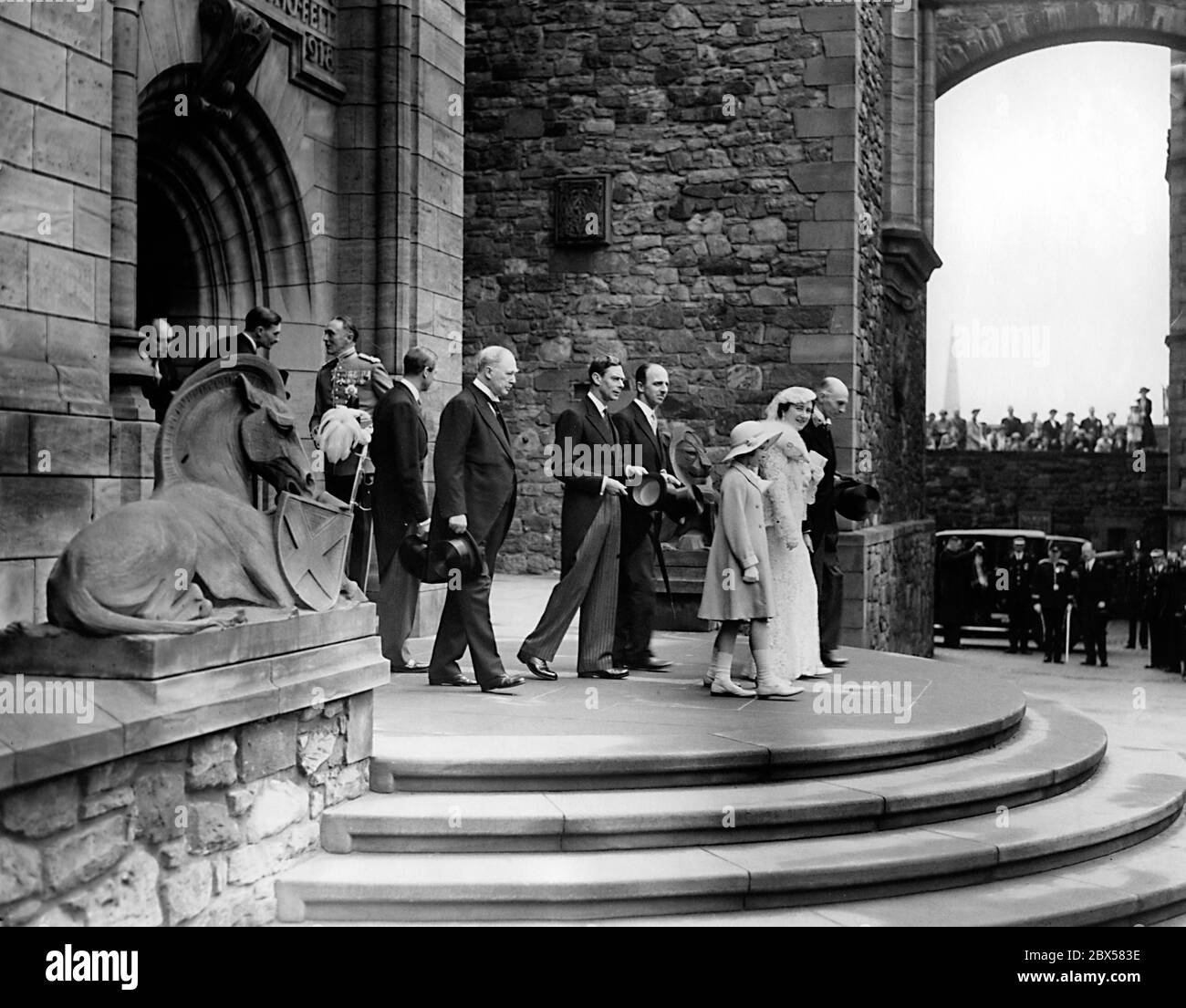 Elizabeth II lascia il memoriale nazionale scozzese di guerra a Edimburgo con la regina Elisabetta e il re Giorgio V (seconda fila, centro) dopo che il re ha deposto una corona lì. Foto Stock