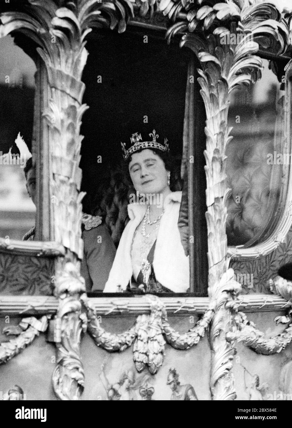 La regina Elisabetta ritorna in carrozza dopo che il re Giorgio VI ha aperto il Parlamento. Foto Stock
