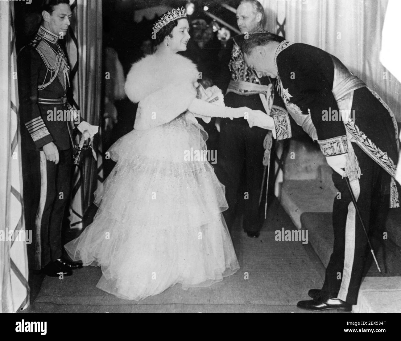 Regina Elisabetta e Re Giorgio VI (a sinistra) alla reception dei  diplomatici francesi al Teatro reale dell'Opera in occasione della visita  di Stato del Presidente francese Albert Lebrun. Un diplomatico francese  accoglie