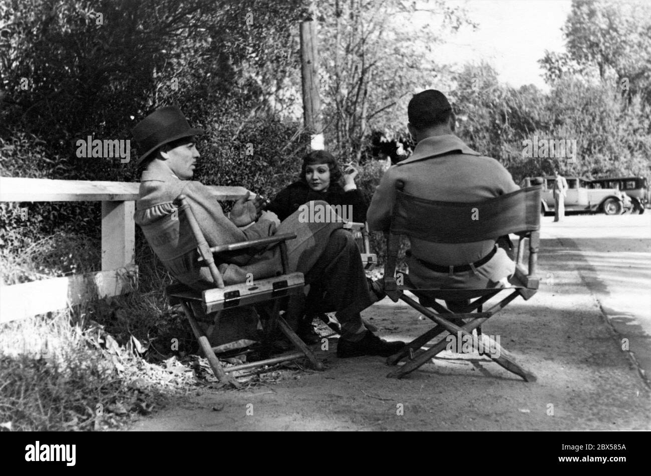 CLARK GABLE CLAUDETTE COLBERT e Assistente direttore CHARLES C. COLEMAN sul set location candid durante le riprese di un classico thumbing una sequenza di ascensore in ESSO È ACCADUTO UNA NOTTE 1934 regista FRANK CAPRA sceneggiatura ROBERT RISKIN breve storia Samuel Hopkins Adams Columbia Pictures Foto Stock