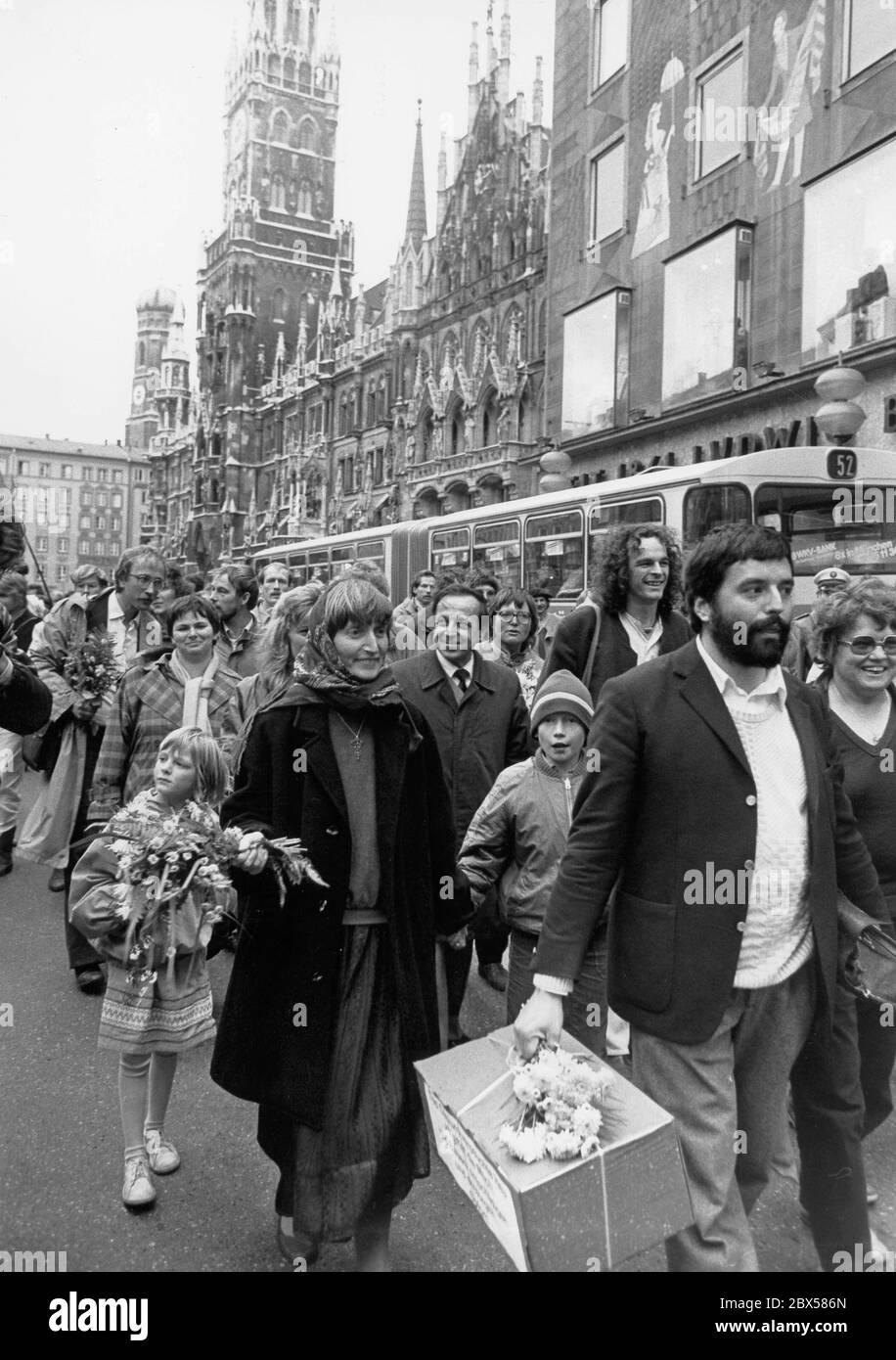 I politici verdi Christian Magerl (davanti a destra) e Ruth Paulig (davanti a sinistra, dietro di loro Christine Scheel) sulla strada da un raduno sulla Marienplatz alla riunione costituente del parlamento di Stato al Maximilianeum. In mano, egli tiene un pacchetto di fieno contaminato dal disastro di Chernobyl con cesio. Sullo sfondo a sinistra, Raimund Kamm. A destra un autobus della linea 52 e il grande magazzino Ludwig Beck. Foto Stock