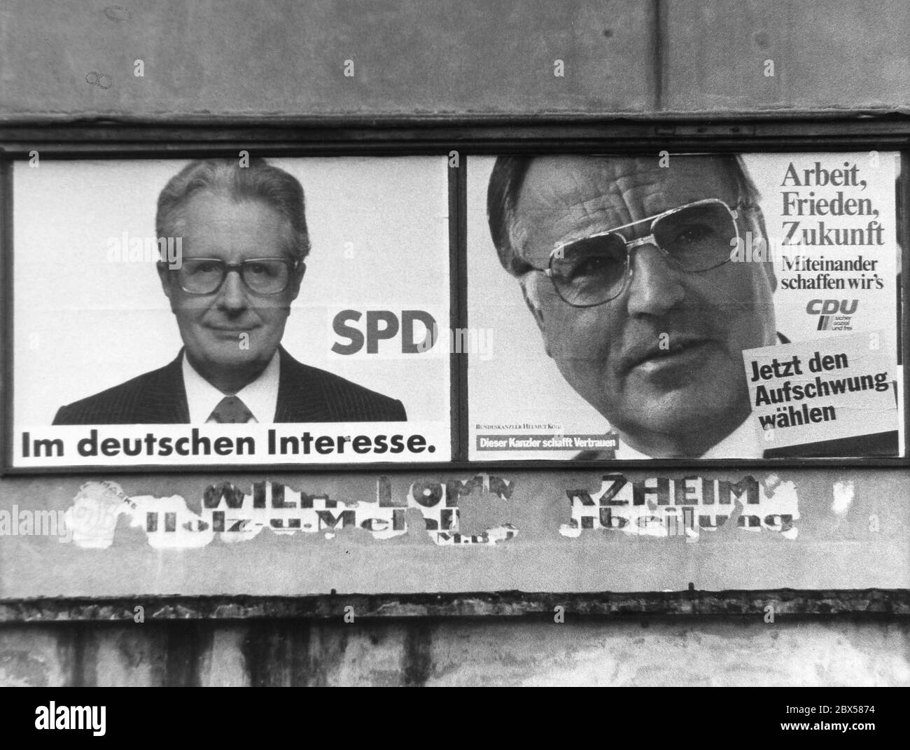 Manifesti elettorali per le elezioni federali della Germania occidentale del 1983 con i candidati dei due partiti SPD e CDU. Il SPD annuncia con il ritratto del suo candidato principale Hans-Jochen Vogel e 'PD. Nell'interesse tedesco." Il CDU con il ritratto del suo candidato leader Helmut Kohl e lo slogan 'lavoro, Pace, futuro. Possiamo farlo insieme. CDU, sociale, sicuro e gratuito. Ora scegli la rinascita'. Foto Stock