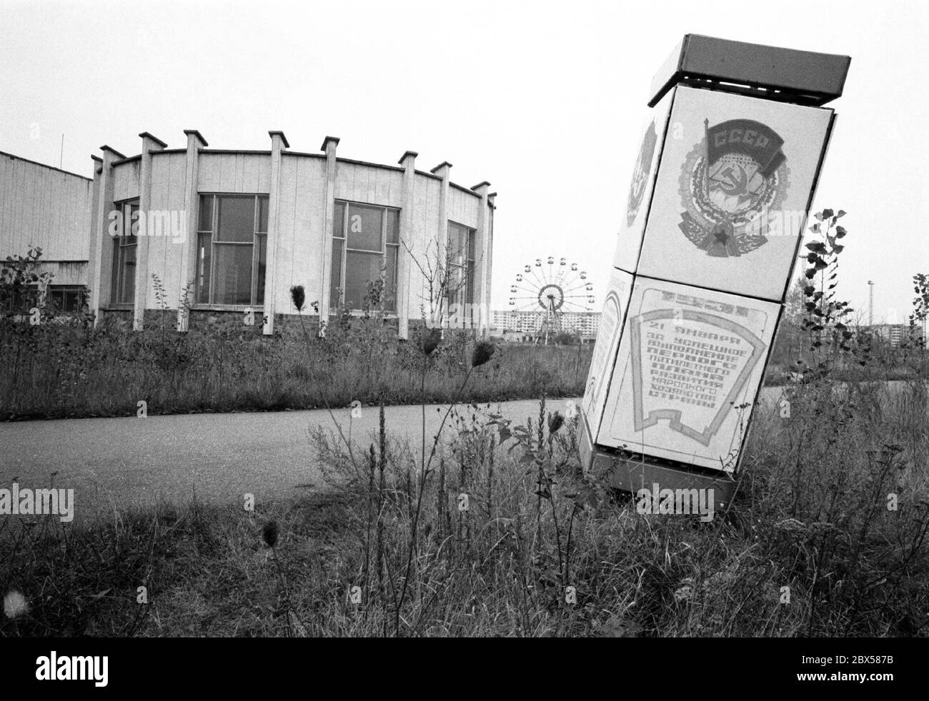 Propaganda a Pripyat, la città più vicina alla centrale nucleare di Chernobyl. Non è stato fino a 36 ore dopo l'incidente del reattore che la città è stata evacuata, lasciando i residenti convinti che potrebbero tornare a casa presto. Oggi, la città fantasma si trova nel mezzo della zona inabitabile di 30 km intorno al reattore. Foto Stock