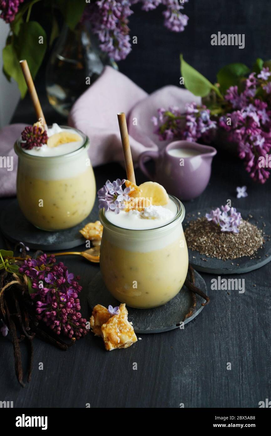 Budino di vaniglia con semi di Chia su sfondo nero Foto Stock