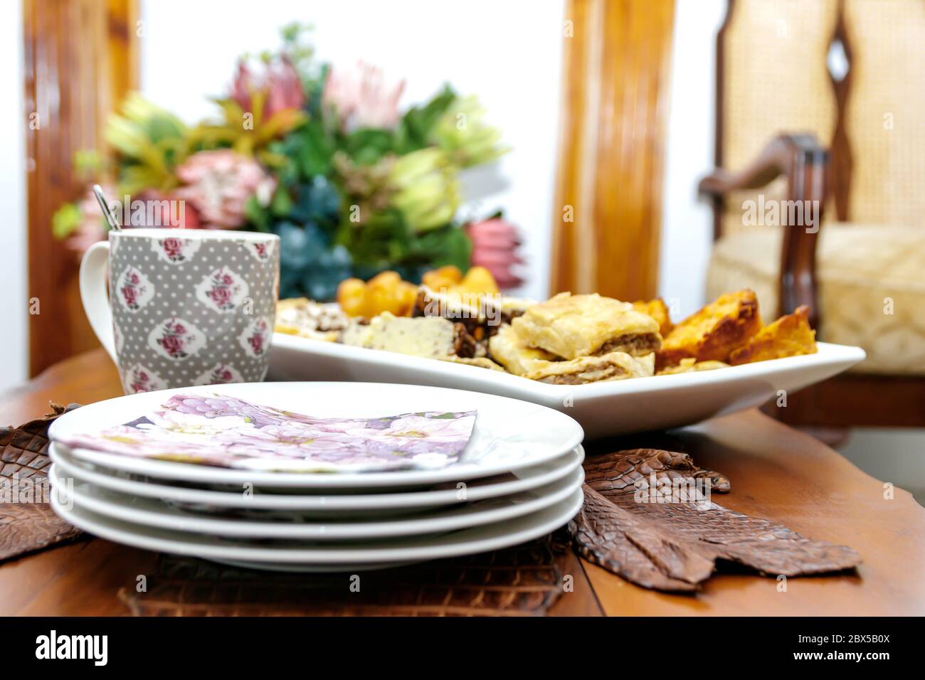 Avere tè e dolci in una vecchia fattoria sudafricana Foto Stock