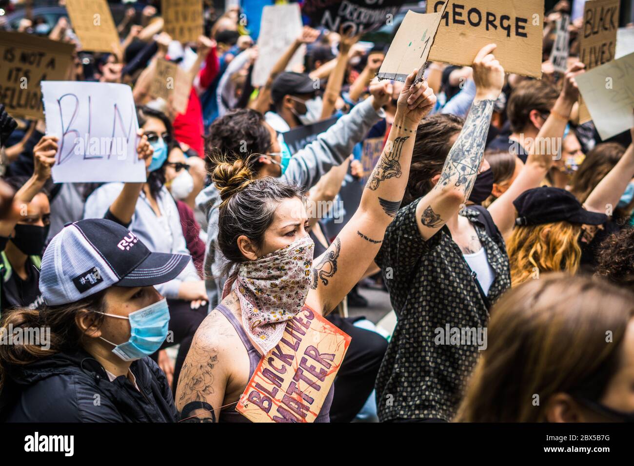 I manifestanti della materia delle vite nere che chiedono giustizia razziale e tutta la polizia deve essere ritenuta responsabile della brutalità e della profilazione razziale. Foto Stock
