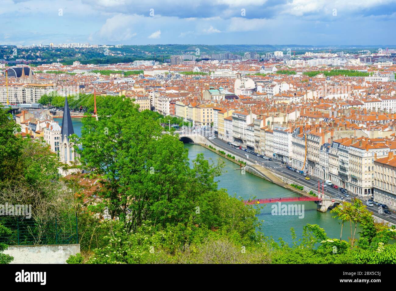 Il fiume Saone e il centro città, visto dai giardini Abbe Larue, a Lione, Francia Foto Stock