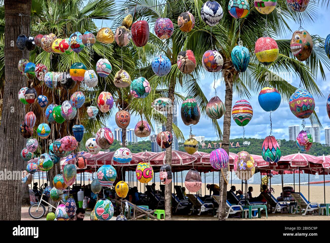 Noci di cocco di Arte divertente. Insolito spettacolo d'arte di noci di cocco dipinte a mano appese alla spiaggia di Pattaya, Thailandia Sud-Est Asiatico come attrazione turistica. Foto Stock