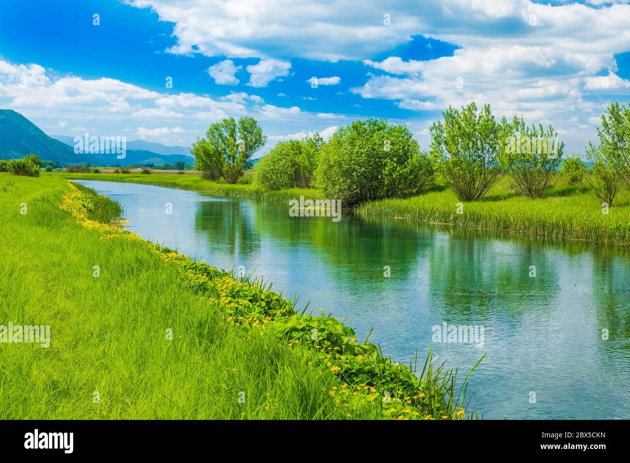 Paesaggio croato, fiume Gacka che scorre tra i prati della regione di Lika in Croazia Foto Stock