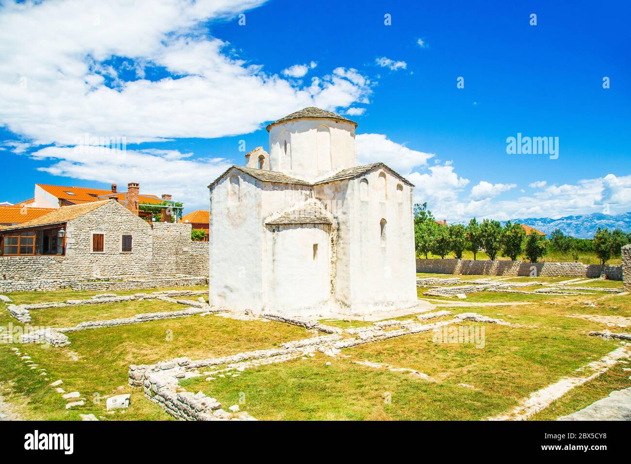 Croazia, chiesa di Santa Croce e sito archeologico nel centro storico di Nin in Dalmazia, popolare destinazione turistica Foto Stock