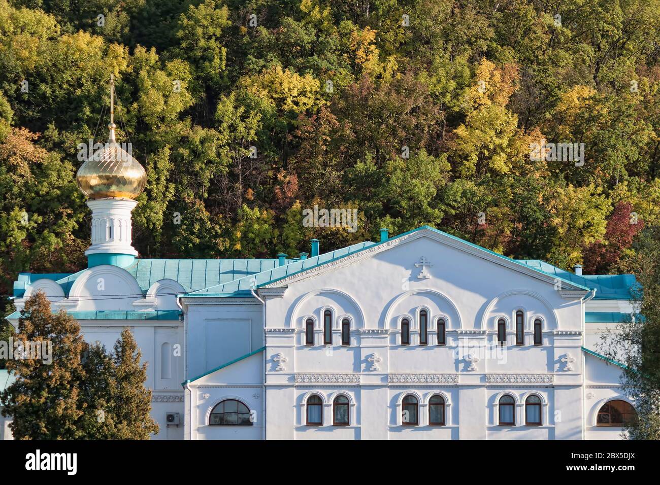 Edifici Sviatohirsk Lavra sullo sfondo di una piccola collina, coperta di vegetazione lussureggiante. L'autunno si avvicina Foto Stock