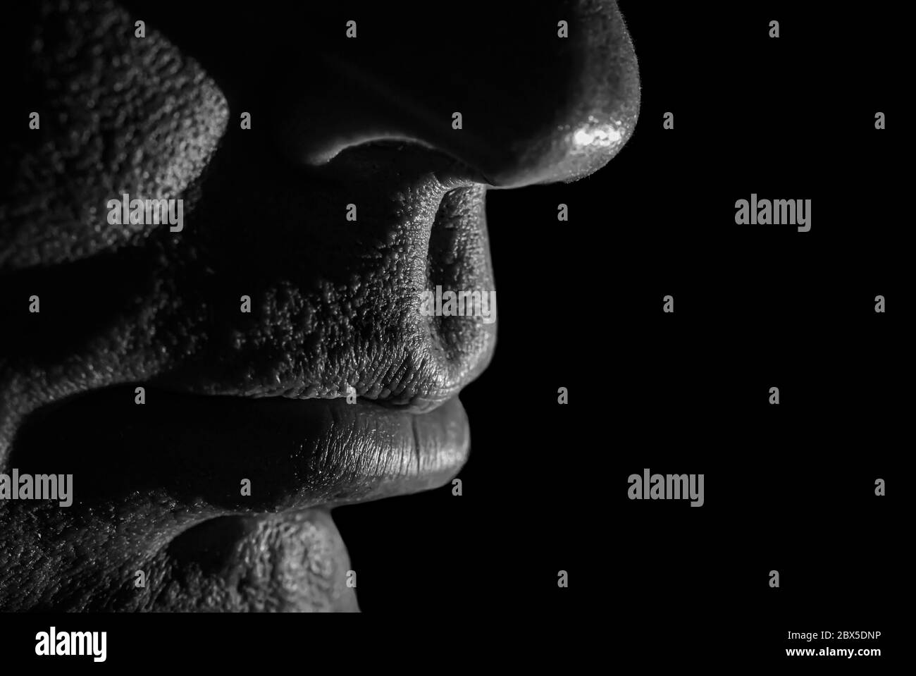 Bianco & Nero closeup astratta di il volto dell'uomo che mostra per naso e bocca per illustrare il concetto di solitudine, essendo da soli, profondo nel pensiero, moods & emozioni. Foto Stock