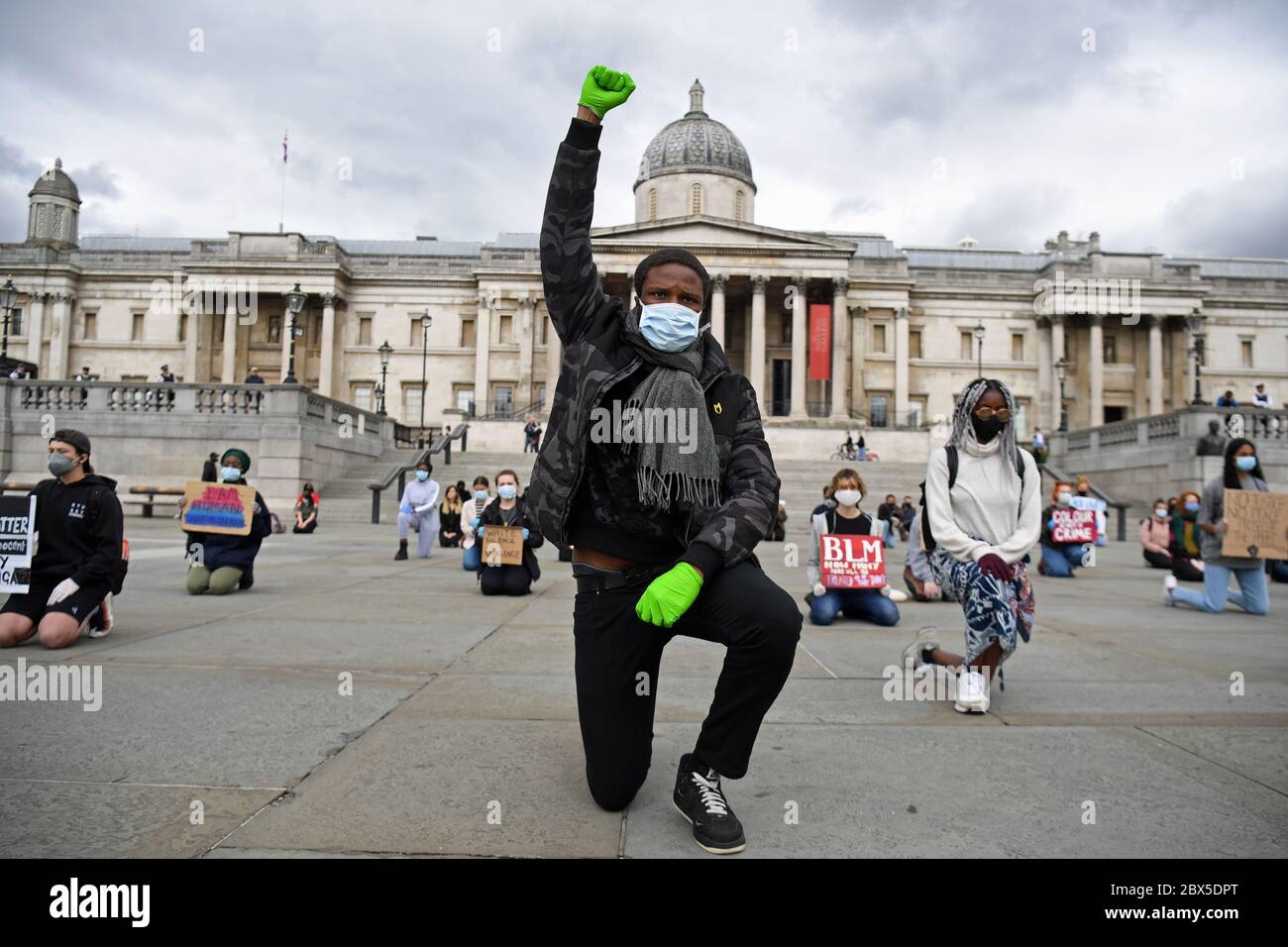 La gente partecipa a una protesta inginocchiante per la questione Black Lives a Trafalgar Square, Londra, in memoria di George Floyd, ucciso il 25 maggio mentre era detenuto dalla polizia nella città americana di Minneapolis. Foto Stock