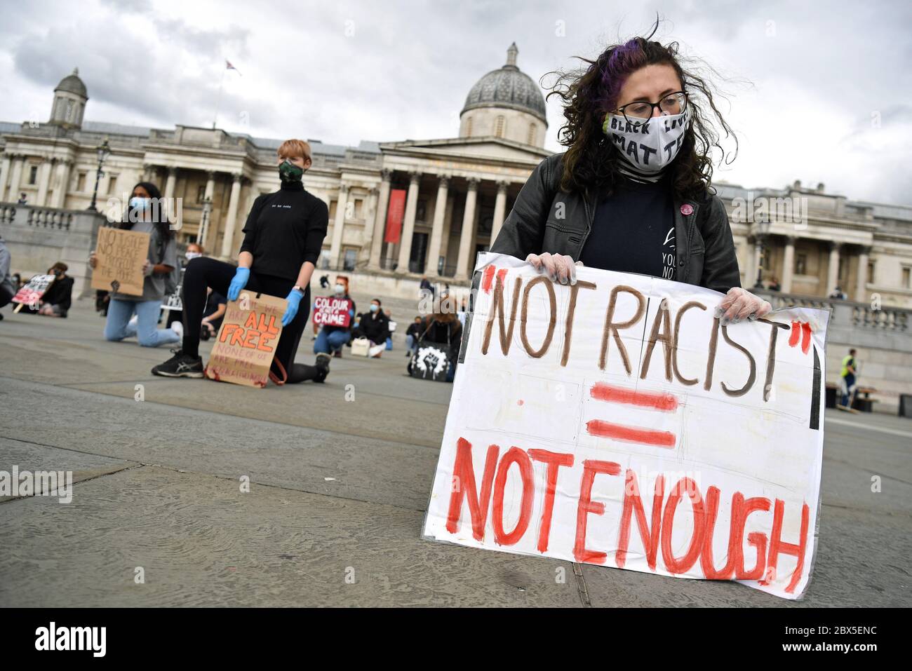 La gente partecipa a una protesta inginocchiante per la questione Black Lives a Trafalgar Square, Londra, in memoria di George Floyd, ucciso il 25 maggio mentre era detenuto dalla polizia nella città americana di Minneapolis. Foto Stock