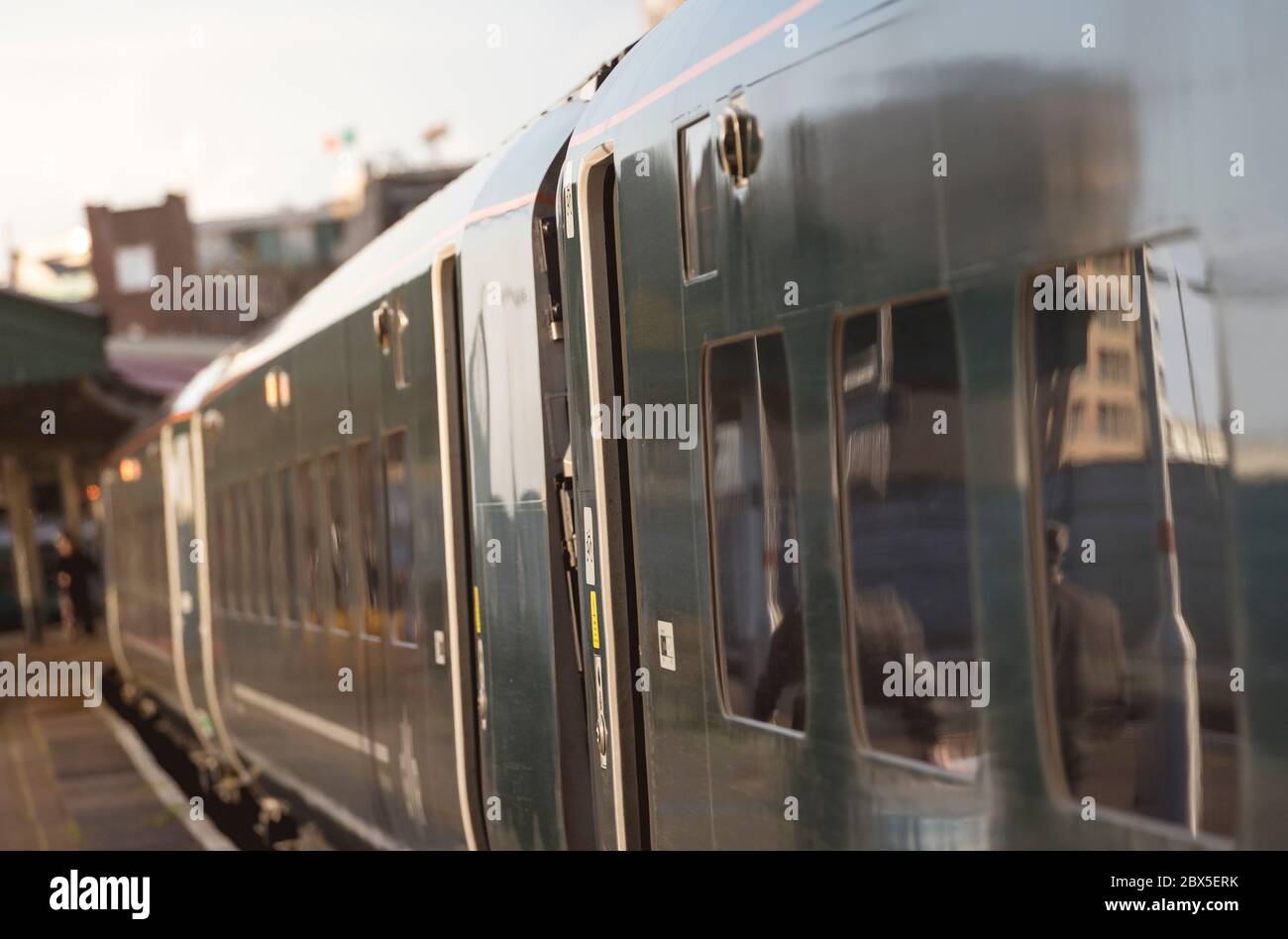 Treno in Gran Western Railway livrea che aspetta alla stazione ferroviaria di Swansea, Galles, Regno Unito. Foto Stock