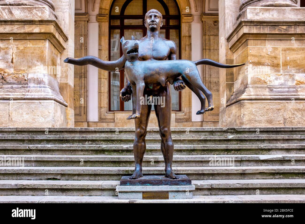 Statua di Traiano e la lupa sulle scale del Museo Nazionale di Storia Rumena, Bucarest, Romania Foto Stock