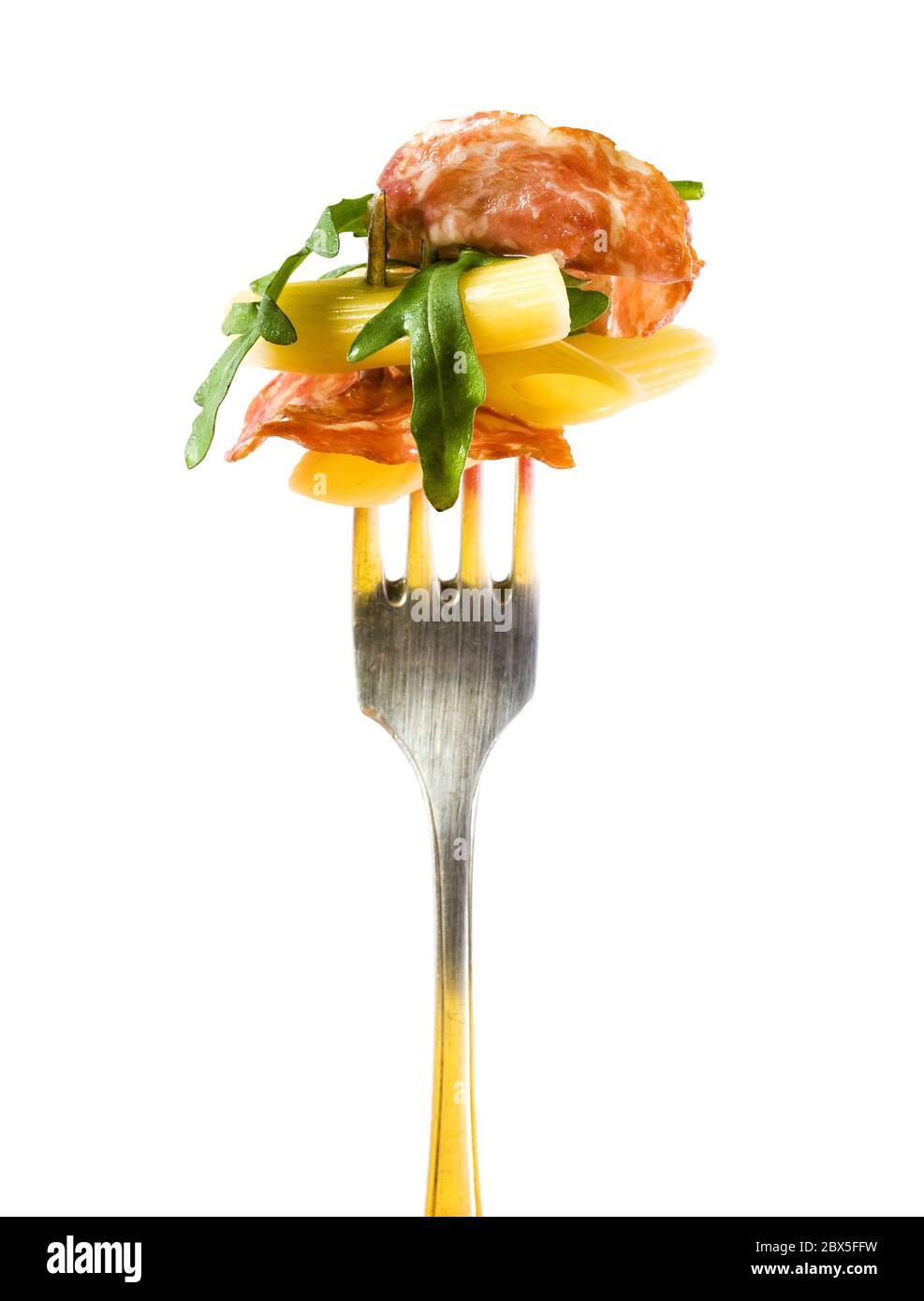 insalata italiana con pasta, foglie di rucola e fetta di salame appiccicate su una forchetta d'argento, isolata su sfondo bianco Foto Stock