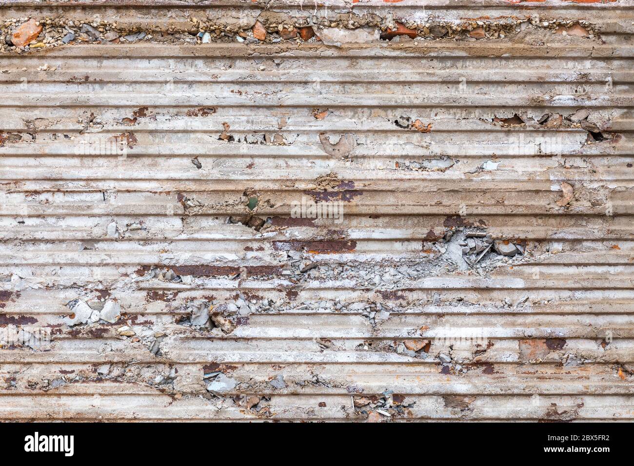 muro di calcestruzzo di spazzatura con la stampa di foglio corrugato su di esso - struttura di linee orizzontali Foto Stock