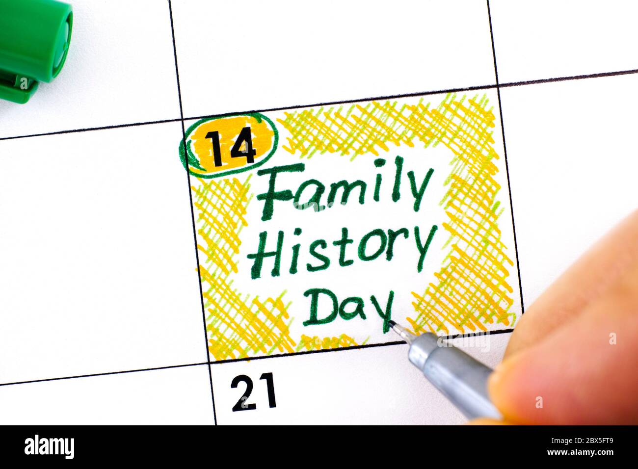 Dita donna con penna che scrive promemoria Storia della famiglia giorno in calendario. Giugno 14. Foto Stock