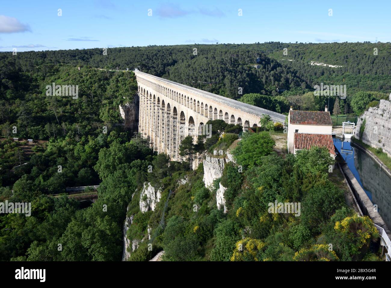 Veduta aerea dell'acquedotto di Roquefavor (1841-1847) & Canal de Marseille che attraversa l'Arco Fiume & Valle Ventabren vicino Aix-en-Provence Provenza Provenza Provenza Francia Foto Stock