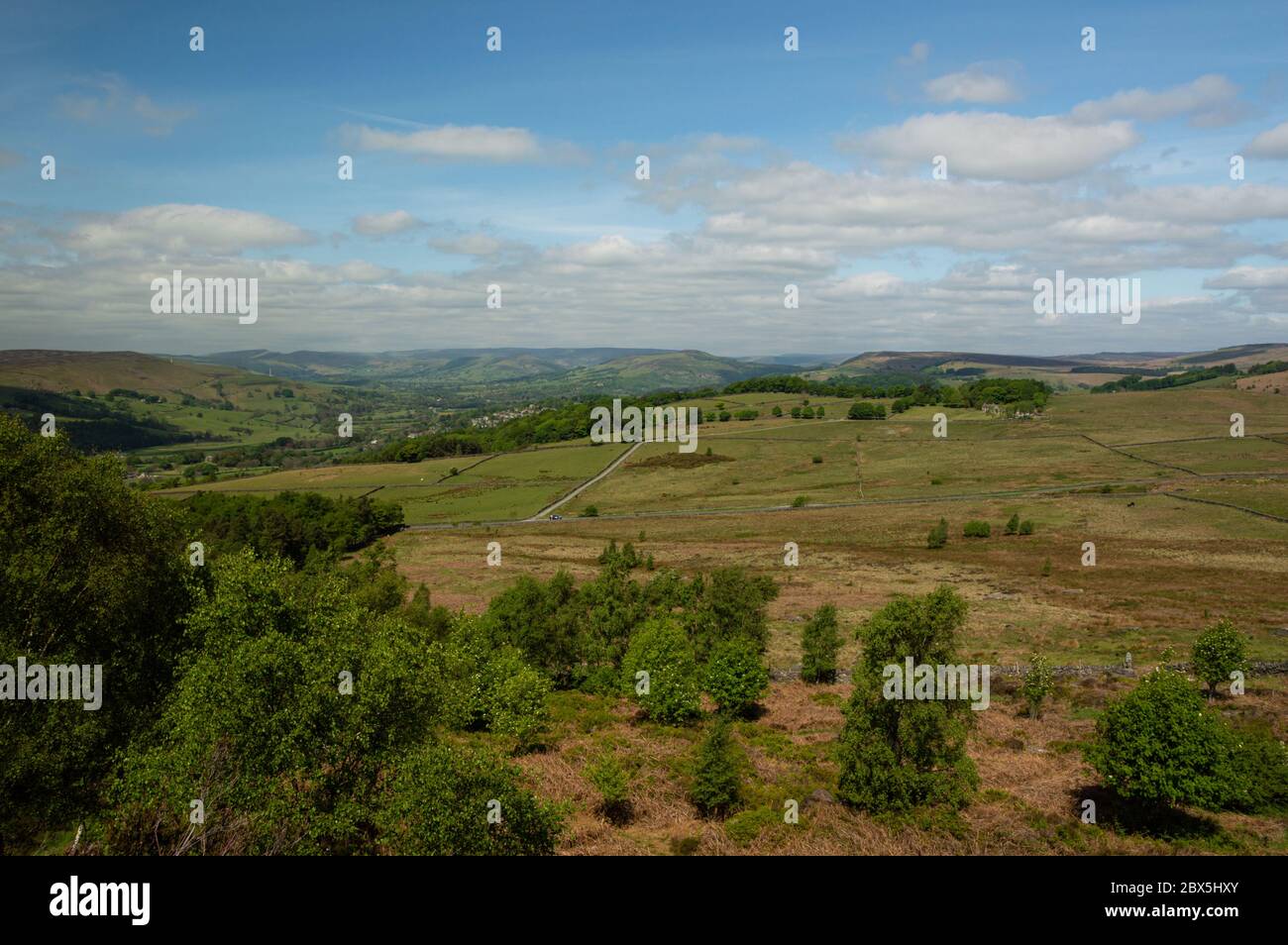 Guardando verso Hathersage dalle cabine di Hathersage, Peak District, Derbyshire, UK Foto Stock