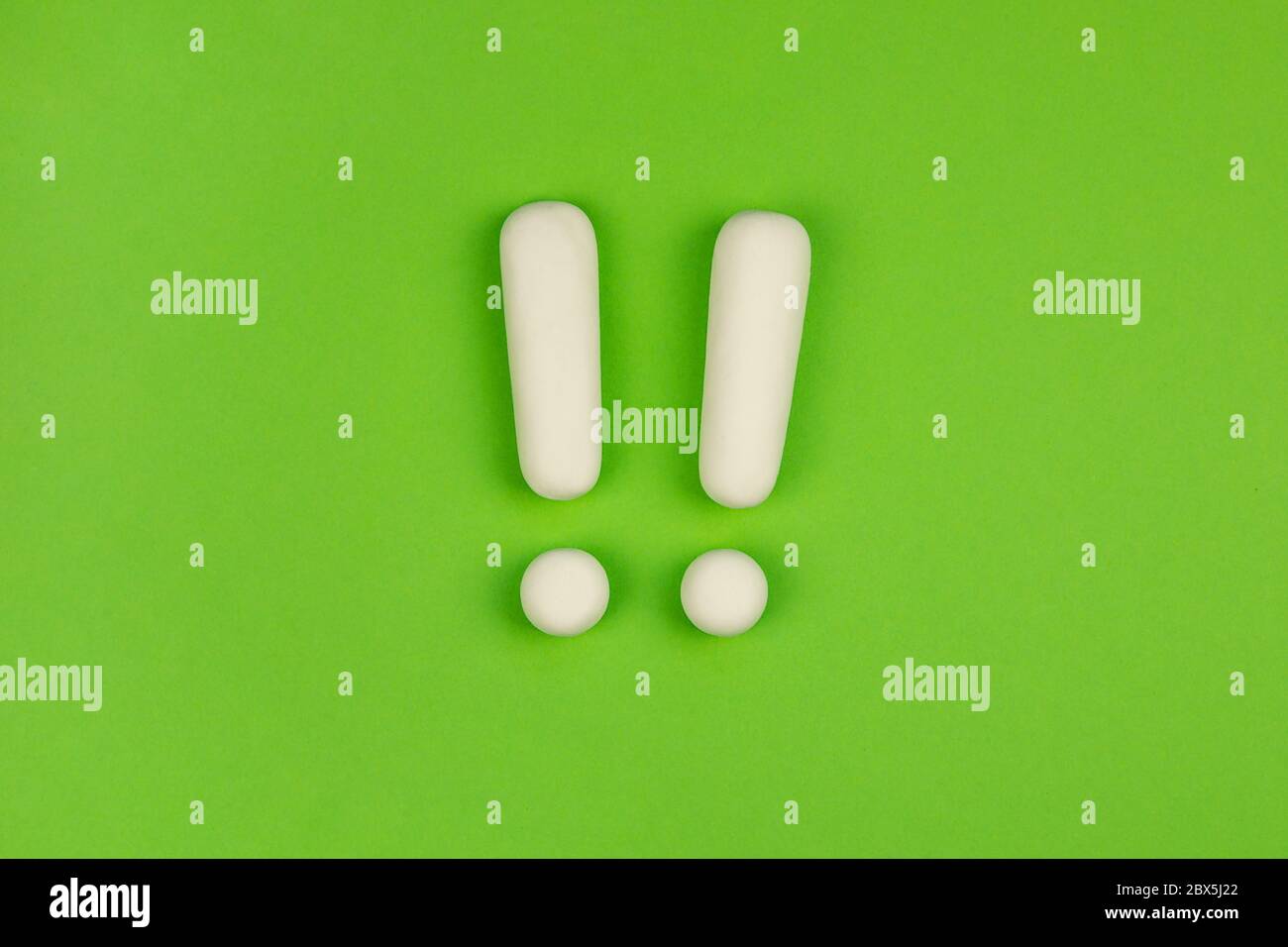 Due punti esclamativi su sfondo verde. Attenzione concetto, avvertenza. Informazioni importanti. Foto Stock