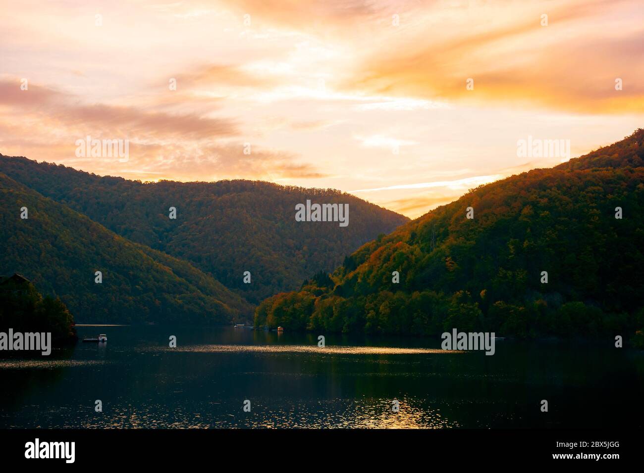 tramonto sul lago di tarnita in romania, splendido paesaggio naturale in autunno al tramonto. cielo meraviglioso con nuvole incandescenti Foto Stock