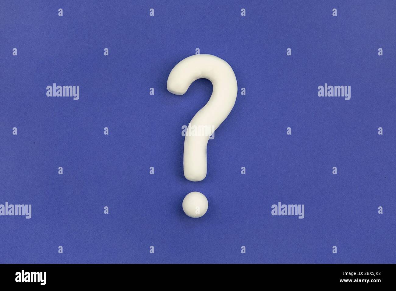 Punto interrogativo su sfondo blu. modello 3d, simulazione del punto di interrogazione. Chiedere informazioni. Foto Stock