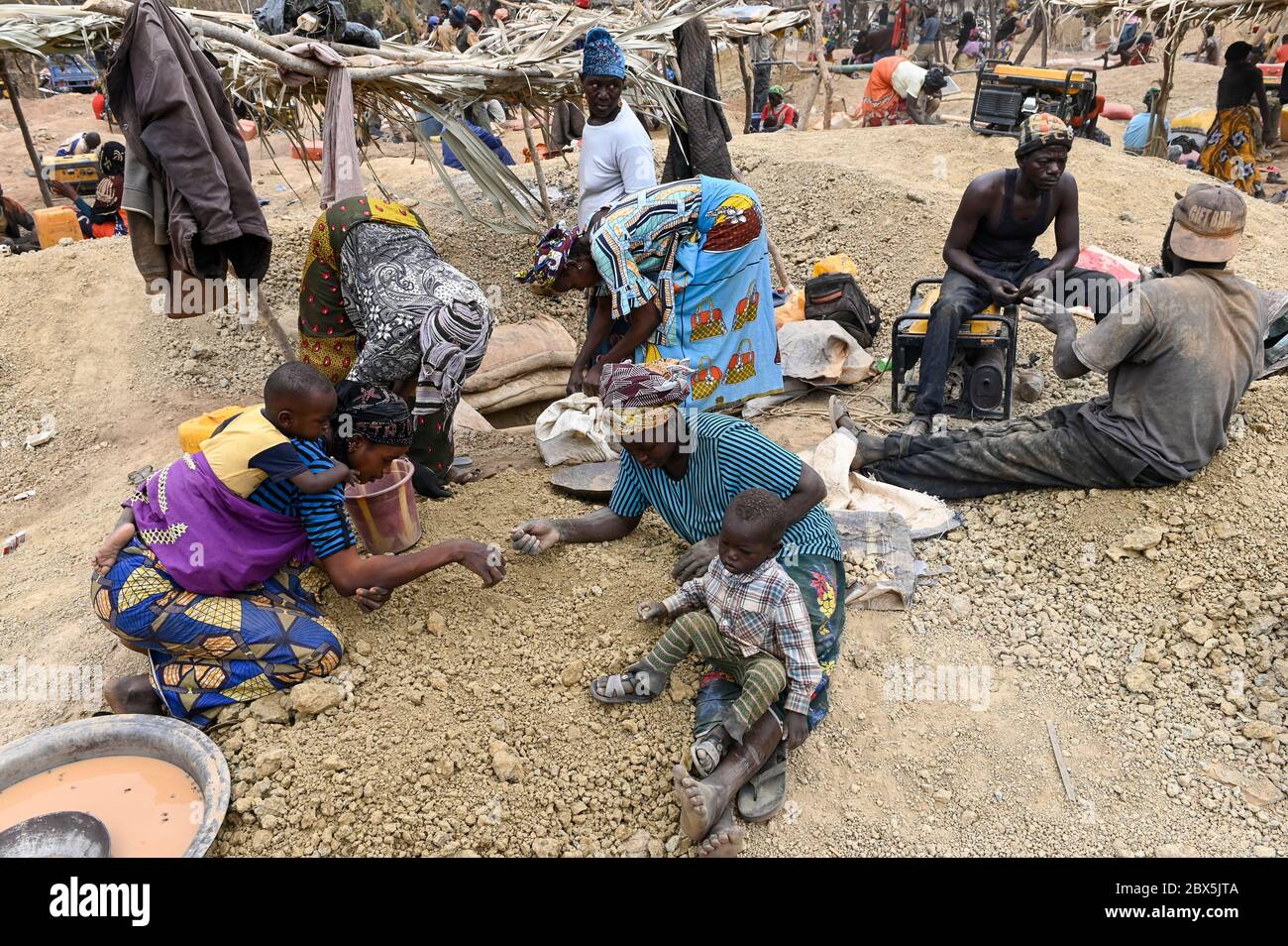 MALI, Kayes, Sadiola, estrazione artigianale dell'oro a Camp SIRIMANA / Klein-Goldbergbau Foto Stock