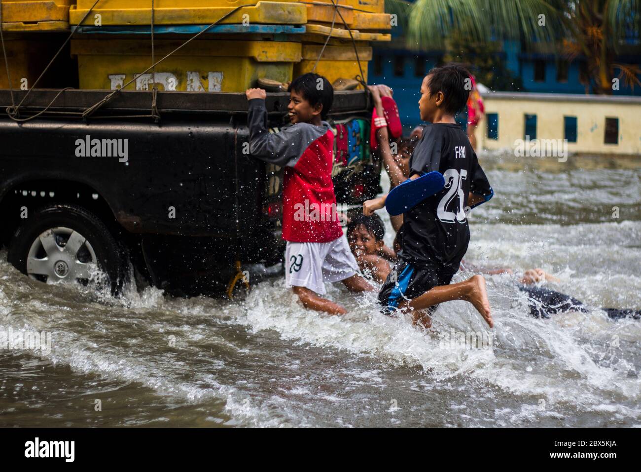 Giacarta, DKI Jakarta, Indonesia. 5 Giugno 2020. I bambini giocano nel pozze dell'acqua di mare che traboccante. A causa del traboccamento di acqua di mare che bagna l'area costiera di Giacarta, alcuni residenti nell'area di Giacarta Nord devono evacuare il credito: Muhammad Zaenuddin/ZUMA Wire/Alamy Live News Foto Stock