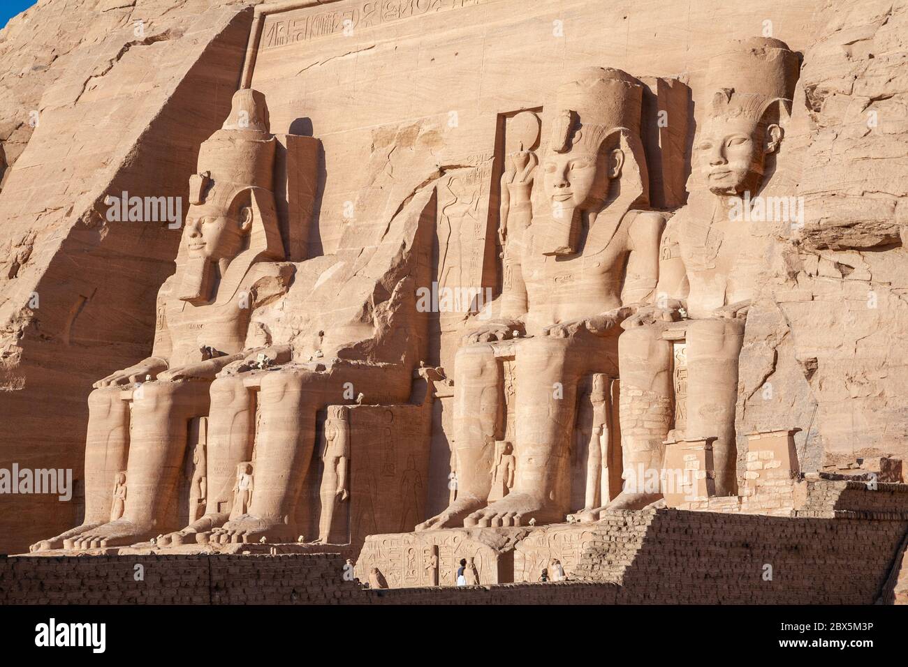 Тhe ingresso di Abu Simbel tempio di Ramses II ad Alba, Egitto Foto Stock