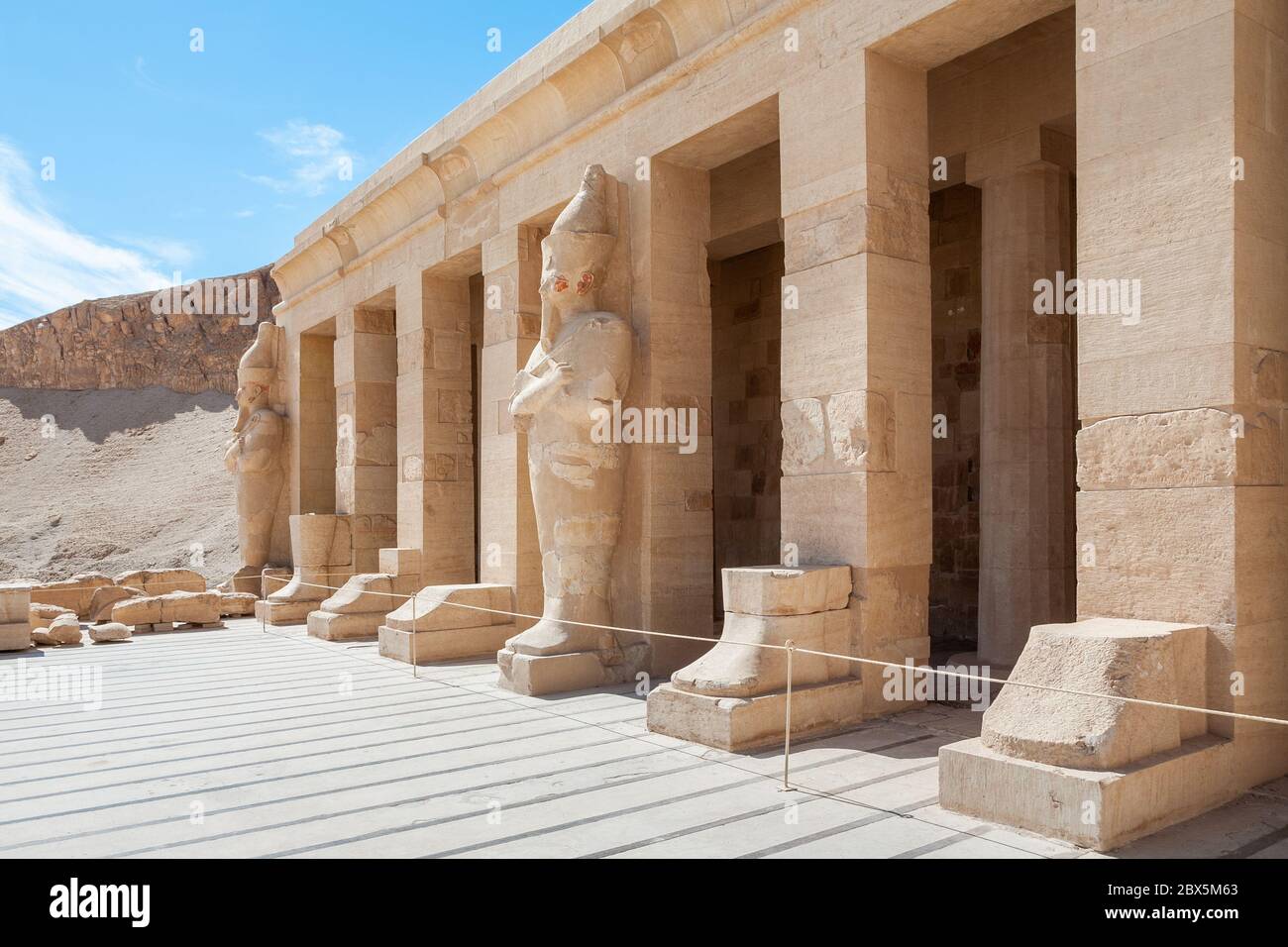 Sculture e colonnato al tempio di Hatshepsut noto anche come il Djeser-Djeseru, Alto Egitto Foto Stock