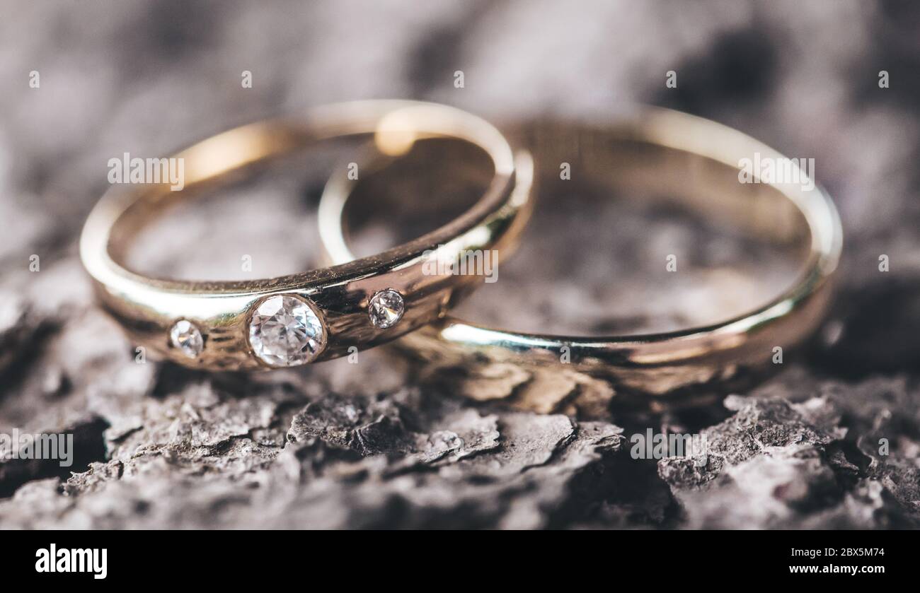 Oro giallo, anelli da sposa, concetto di matrimonio, concetto macro Foto Stock
