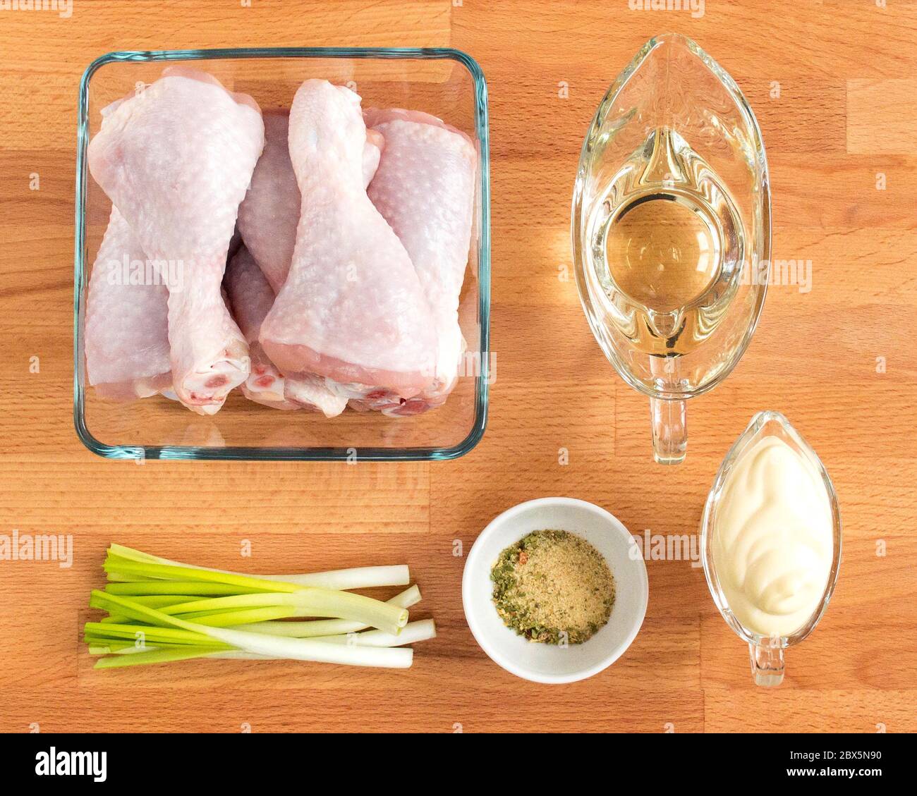 Ingredienti per tostare i bastoncini di pollo. Foto dall'alto. Pollo, cipolla, spezie, salsa e olio. Foto Stock