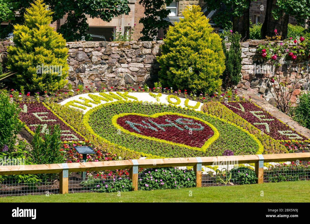 North Berwick, East Lothian, Scozia, Regno Unito, 5 giugno 2020. Tributo floreale e grazie al NHS in Lodge Gardens recentemente completato al sole anche caratteristiche VE giorno 75 ° anniversario Foto Stock