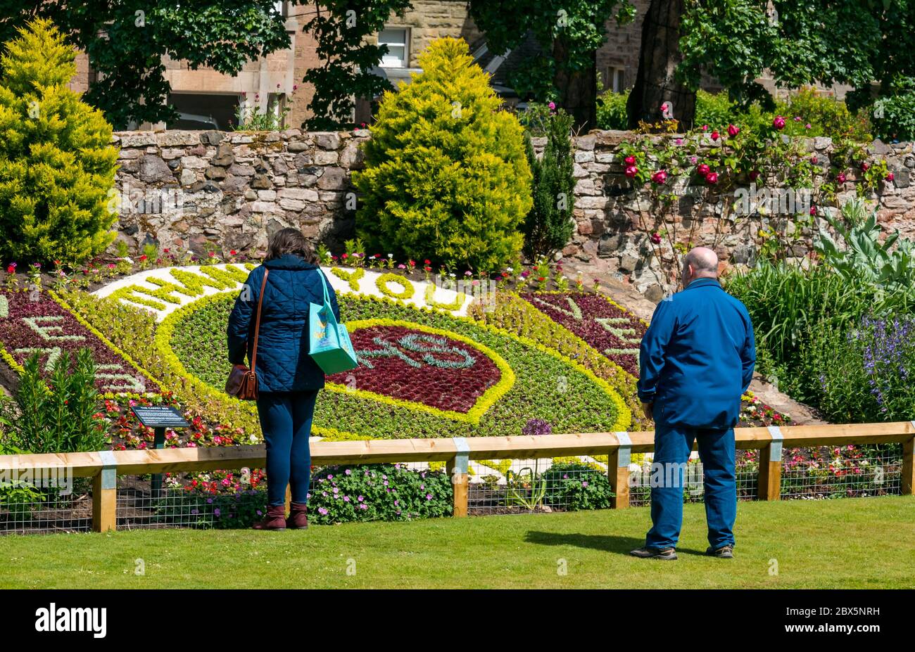 North Berwick, East Lothian, Scozia, Regno Unito, 5 giugno 2020. Tributo floreale e grazie al NHS in Lodge Gardens recentemente completato porta i visitatori ad ammirarlo sotto il sole Foto Stock