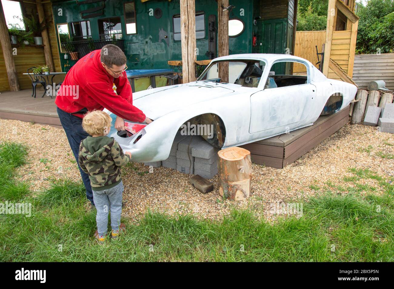 Lotus Elan +2 auto classica in fase di conversione in una vasca idromassaggio personalizzata, Medstead, Alton, Hampshire Inghilterra, Regno Unito. Foto Stock