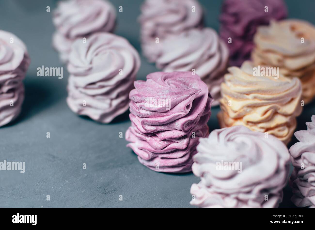 Marshmallows colorati Air su sfondo grigio. zephyr dolce fresco fatto in casa Foto Stock