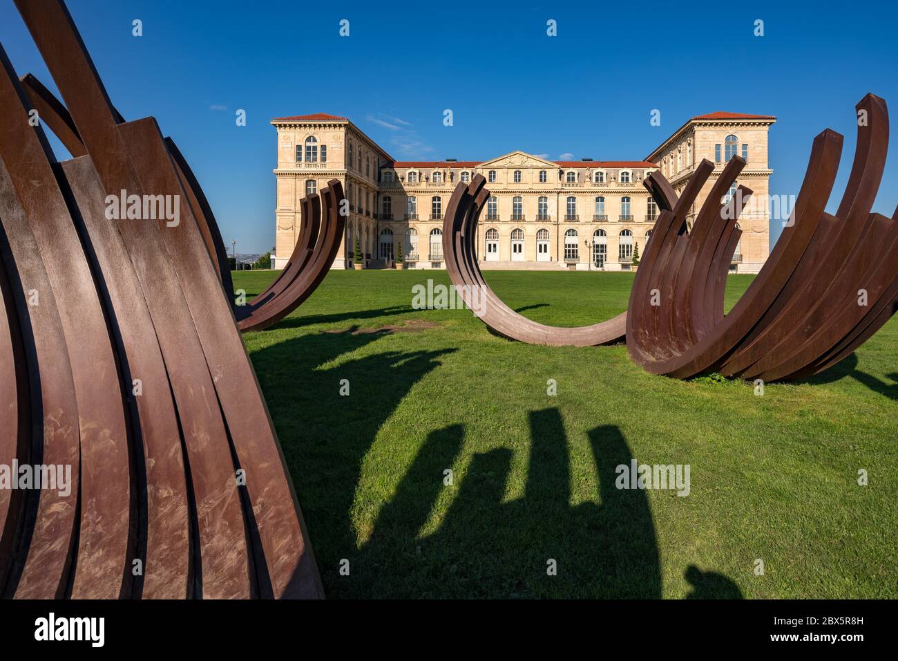 Marsiglia, Bocche del Rodano, Francia: Palazzo Pharo e il Parco Emile Duclaux con la scultura monumentale 84 Arcs Desordre (artista Bernar Venet) Foto Stock