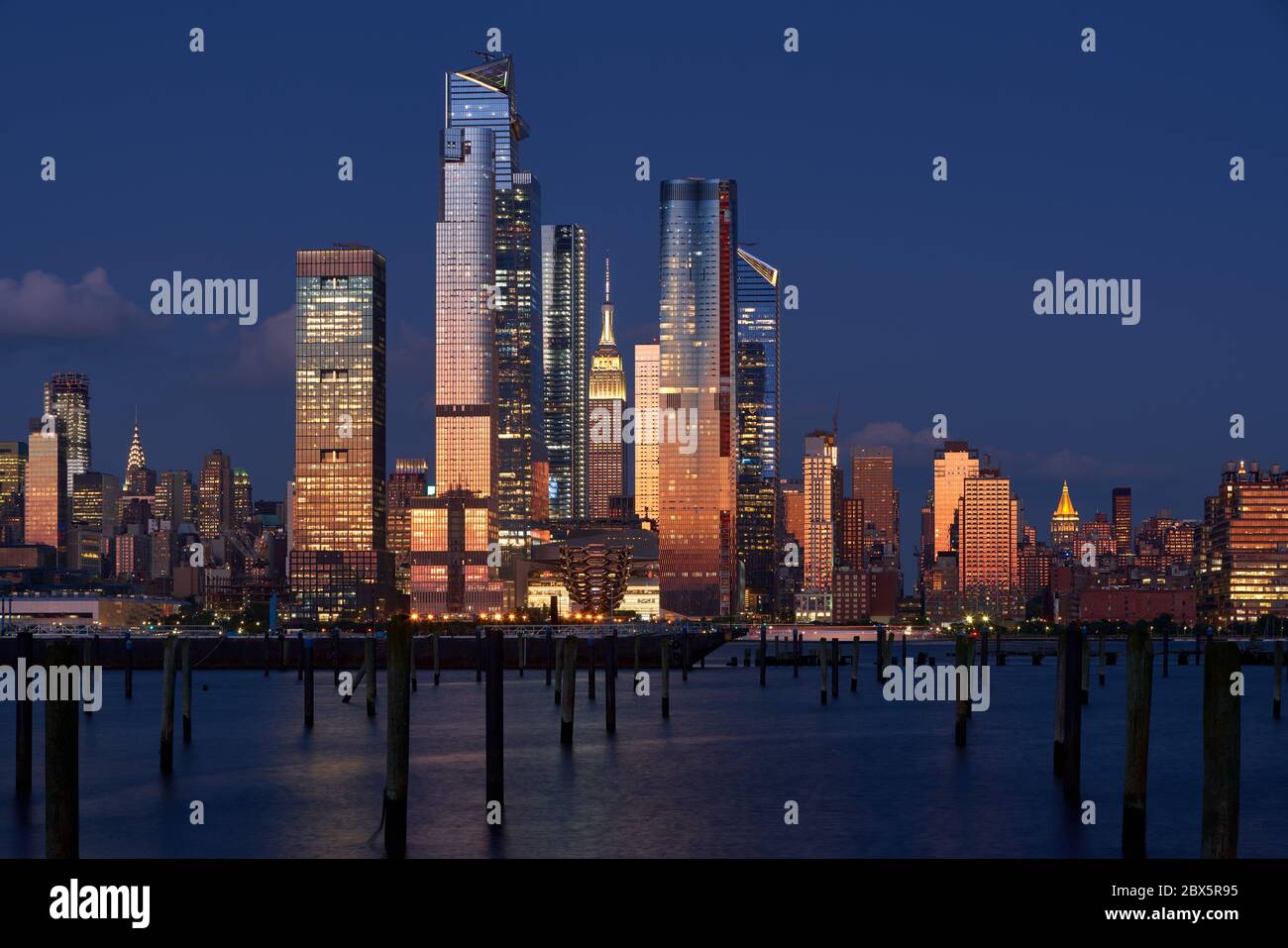 I cantieri Hudson grattacieli a Dusk. Manhattan Midtown West, dall'altra parte del fiume Hudson, New York City, NY, USA Foto Stock