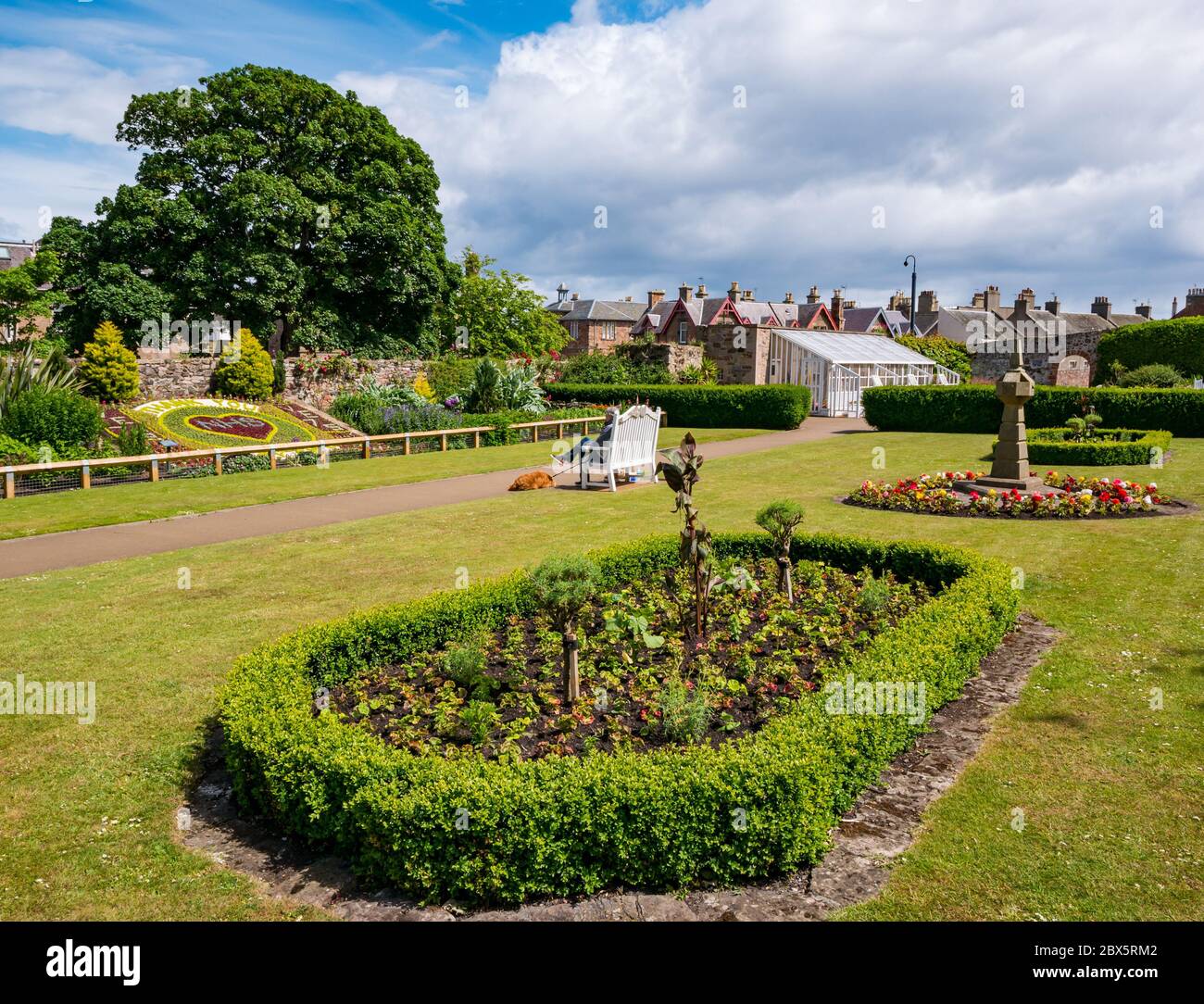 North Berwick, East Lothian, Scozia, Regno Unito, 5 giugno 2020. Tributo floreale e grazie al NHS in Lodge Gardens recentemente completato porta i visitatori ad ammirarlo sotto il sole Foto Stock