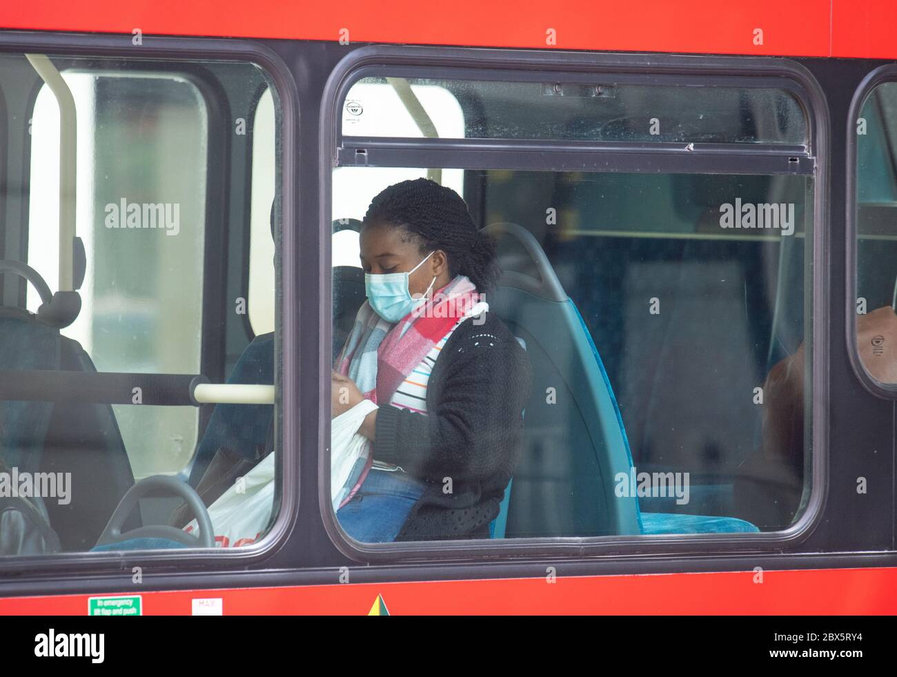 Un passeggero che indossa una maschera protettiva su un autobus nel centro di Londra, dopo l'annuncio che indossare una copertura facciale sarà obbligatorio per i passeggeri sui trasporti pubblici in Inghilterra a partire da giugno 15. Foto Stock