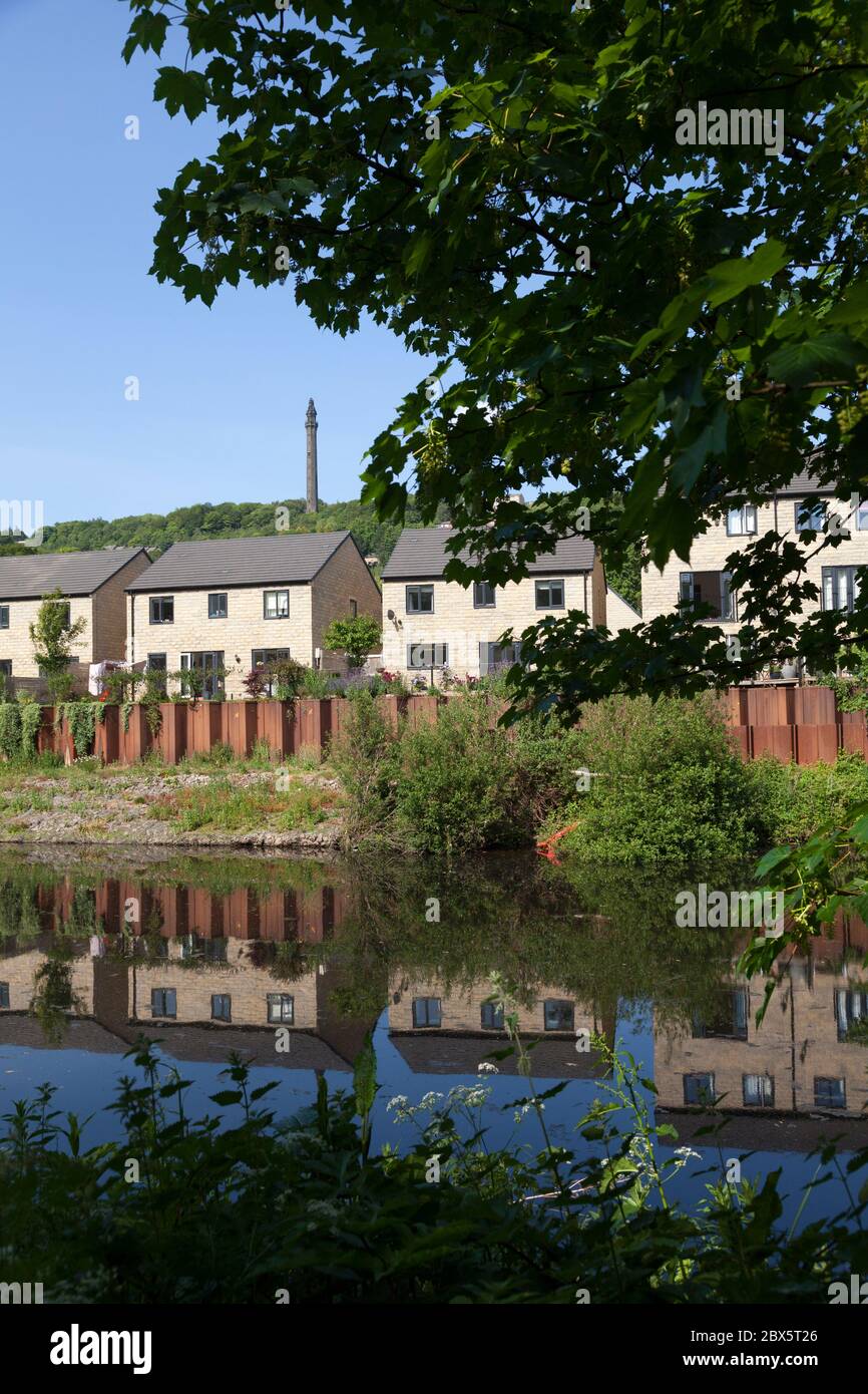 Moderno complesso residenziale lungo il fiume Calder, Copley, West Yorkshire Foto Stock