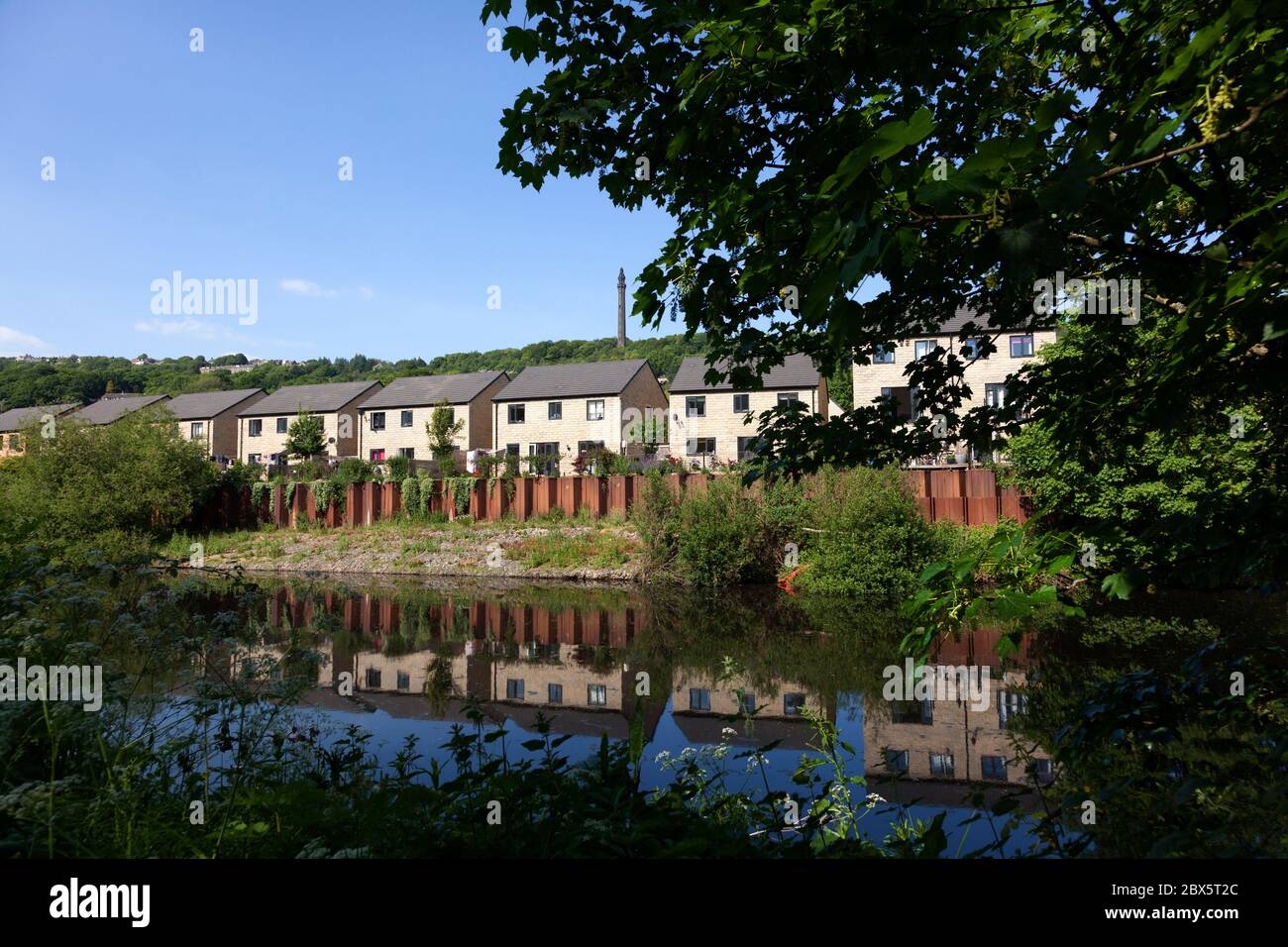 Moderno complesso residenziale lungo il fiume Calder, Copley, West Yorkshire Foto Stock