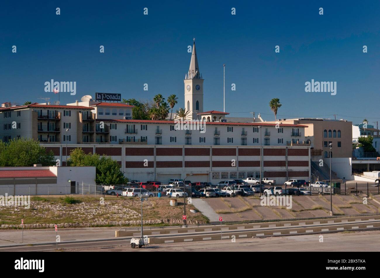 La Posada Hotel, torre della Chiesa di San Agustin visto dal ponte sul Rio Grande, confine con Nuevo Laredo, Messico, da Laredo, Texas, Stati Uniti Foto Stock
